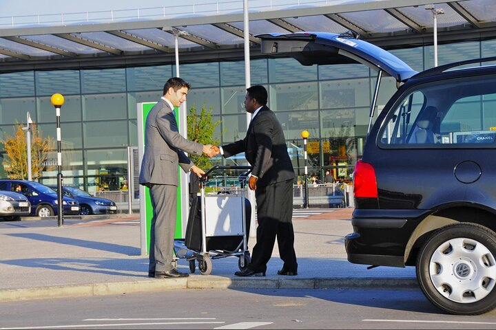 Dubai Airport Pickup & Drop Off Service - Photo 1 of 5